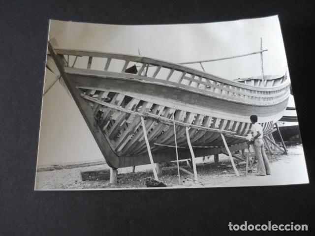 Antique Photography: MALAGA ASTILLEROS CONSTRUYENDO BARCO ANTIGUA FOTOGRAFIA 22 X 16 CM