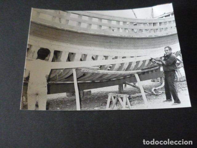 Antique Photography: MALAGA ASTILLEROS CONSTRUYENDO BARCO ANTIGUA FOTOGRAFIA 22 X 16 CM