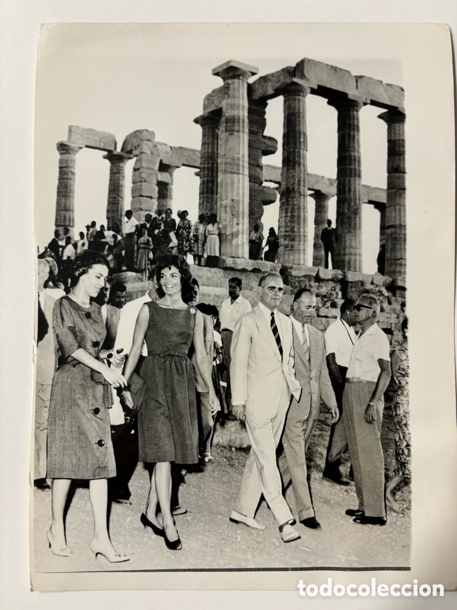 Fotograf&iacute;a antigua: Foto original de Jacqueline Kennedy en Grecia templo de Neptuno