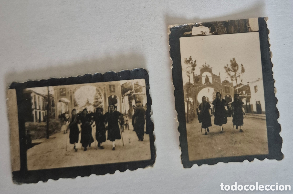 Fotografia antiga: 2 fotos antiguas mujeres atuendo tradicional mocesi&oacute;n romer&iacute;a Puerta monumental Entrada