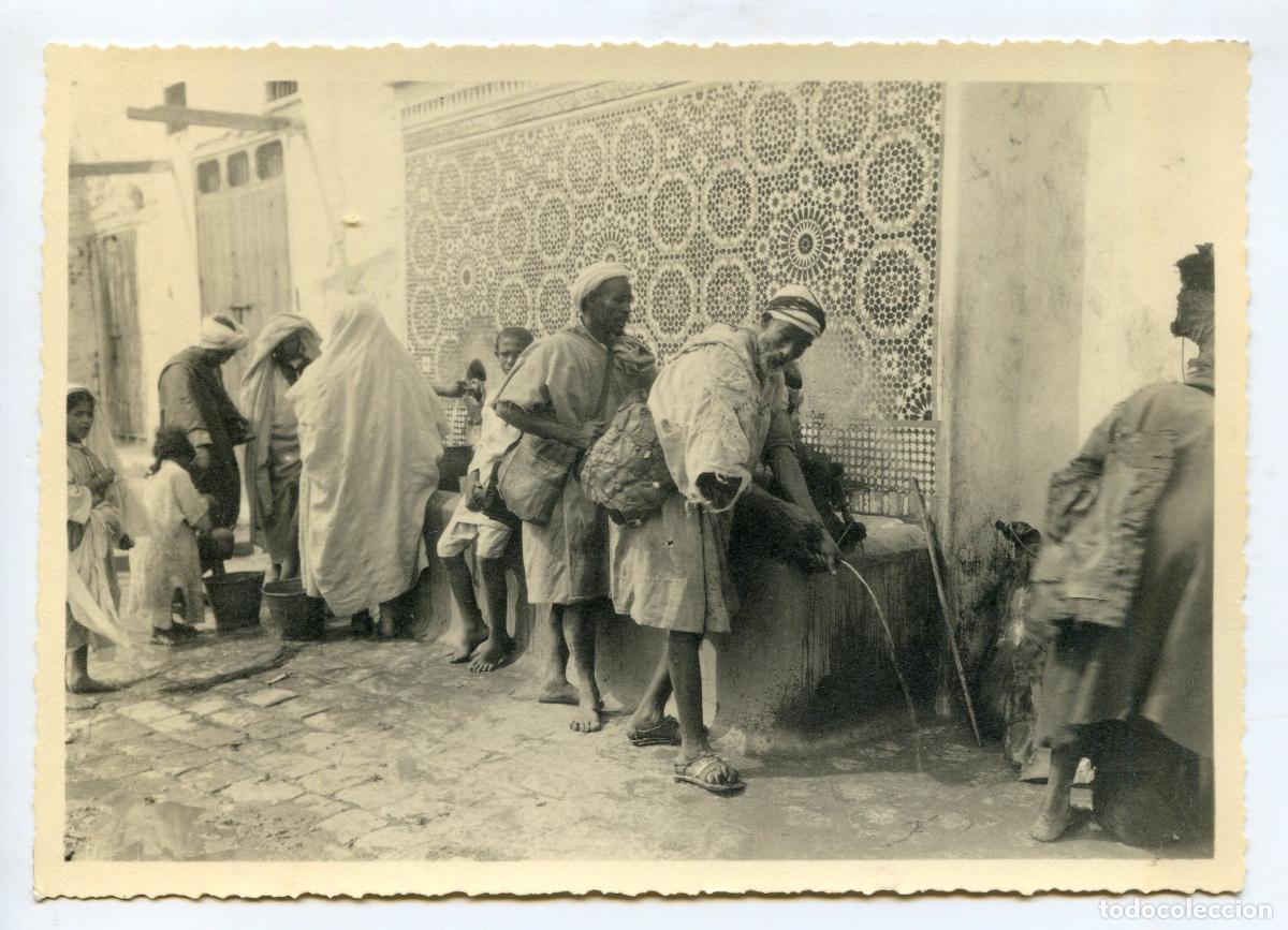 Fotograf&iacute;a antigua: Escena de aguadores en Marruecos. Photo A. Ruthmann, Rabat, circa 1930, fuente, etnograf&iacute;a