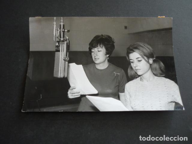 Fotograf&iacute;a antigua: RADIO MADRID CADENA SER ACTRICES DOBLAJE GRABANDO ANTIGUA FOTOGRAFIA 12 X 18 CM