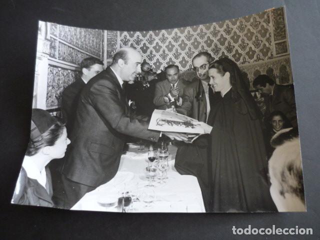 Fotograf&iacute;a antigua: CONSEJERO RADIO ESPA&Ntilde;A SR. MALDONADO ENTREGA PREMIO A MONJAS ANTIGUA FOTOGRAFIA 24 X 18 CM
