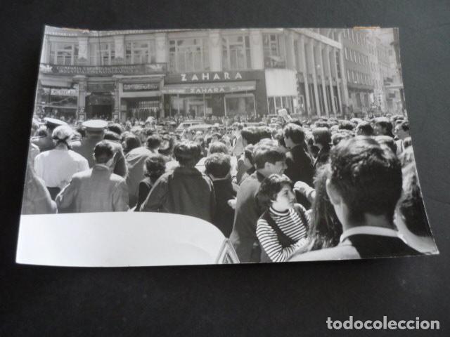 Fotograf&iacute;a antigua: MADRID GRAN VIA PUBLICO ENTRADA CADENA SER PROGRAMA EL GRAN MUSICAL ANTIGUA FOTOGRAFIA 12 X 18 CM