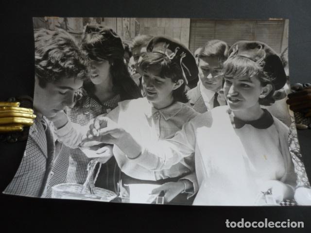 Fotograf&iacute;a antigua: RADIO MADRID CADENA SER PROGRAMA EL GRAN MUSICAL CUESTACION ANTIGUA FOTOGRAFIA 24 X 18 CM