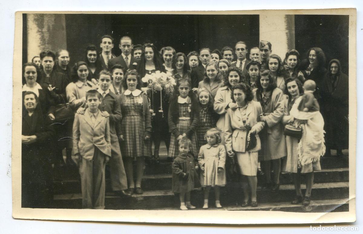 Fotograf&iacute;a antigua: Santander, una boda, los novios con los invitados a la salida de la iglesia. Foto Ortega, a&ntilde;os 50