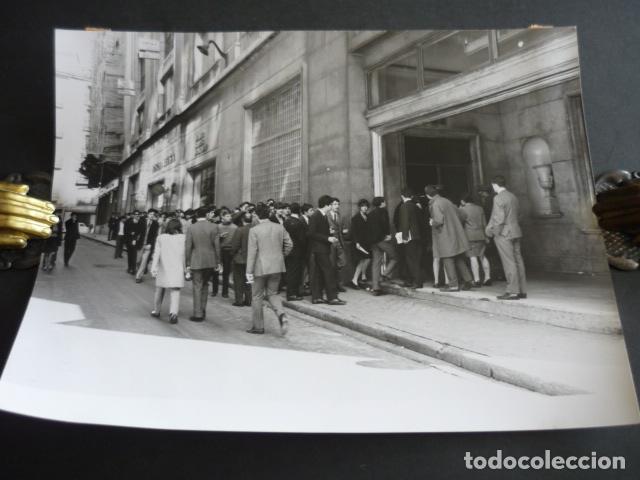 Fotograf&iacute;a antigua: RADIO MADRID CADENA SER PROGRAMA EL GRAN MUSICAL COLA PARA ENTRAR ANTIGUA FOTOGRAFIA 23 X 17 CM