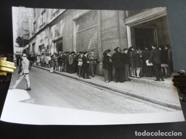 Fotograf&iacute;a antigua: RADIO MADRID CADENA SER PROGRAMA EL GRAN MUSICAL COLA PARA ENTRAR ANTIGUA FOTOGRAFIA 23 X 17 CM