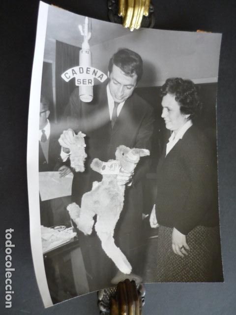 Antique Photography: RADIO MADRID CADENA SER PROGRAMA USTEDES SON FORMIDABLES FOTOGRAFIA 24 X 18 CM