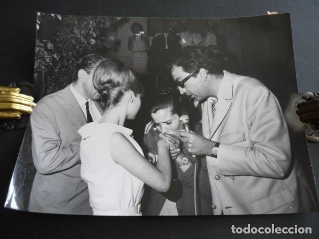 Photographie ancienne: RADIO MADRID CADENA SER PROGRAMA USTESDE SON FORMIDABLES ANTIGUA FOTOGRAFIA 24 X 18 CM