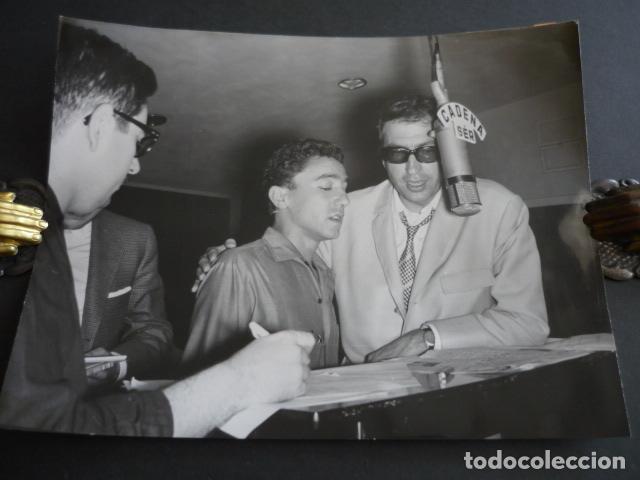 Alte Fotografie: RADIO MADRID CADENA SER PROGRAMA USTESDE SON FORMIDABLES ANTIGUA FOTOGRAFIA 24 X 18 CM