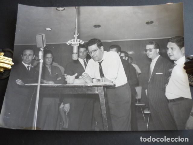 Alte Fotografie: RADIO MADRID CADENA SER USTESDE SON FORMIDABLES ALBERTO OLIVERAS LOCUTOR FOTOGRAFIA 24 X 18 CM