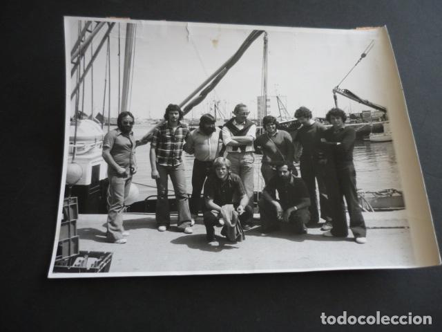 Fotograf&iacute;a antigua: ISLA DE YEU FRANCIA TERRORISTAS ASESINOS ETA PESCANDO ANTIGUA FOTOGRAFIA 18 X 22 CM