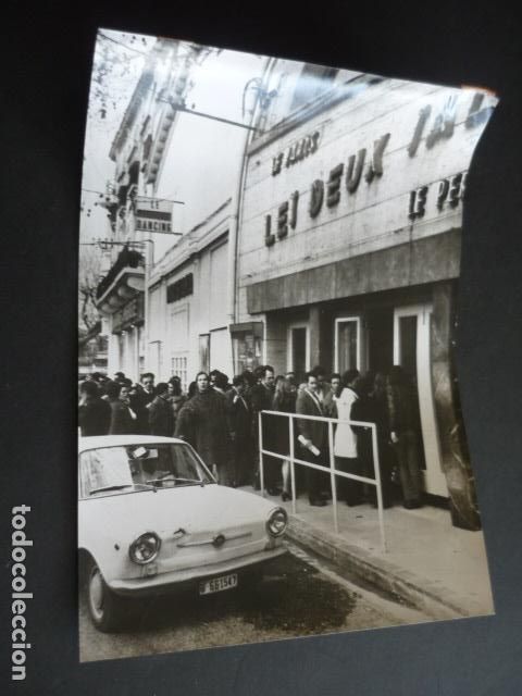 Fotograf&iacute;a antigua: PERPIGNAN FRANCIA COLA ANTE CINE EPOCA DESTAPE ANTIGUA FOTOGRAFIA 17 X 23 CM