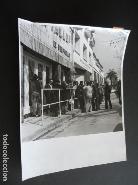 Fotograf&iacute;a antigua: PERPIGNAN FRANCIA COLA ANTE CINE EPOCA DESTAPE ANTIGUA FOTOGRAFIA 17 X 23 CM