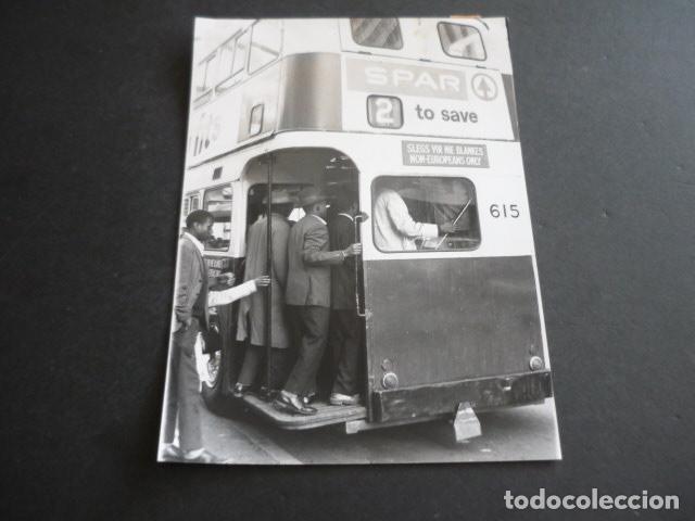 Fotograf&iacute;a antigua: JOHANNESBURG SUDADRICA NEGROS EN UN AUTOBUS ANTIGUA FOTOGRAFIA 12 X 18 CM