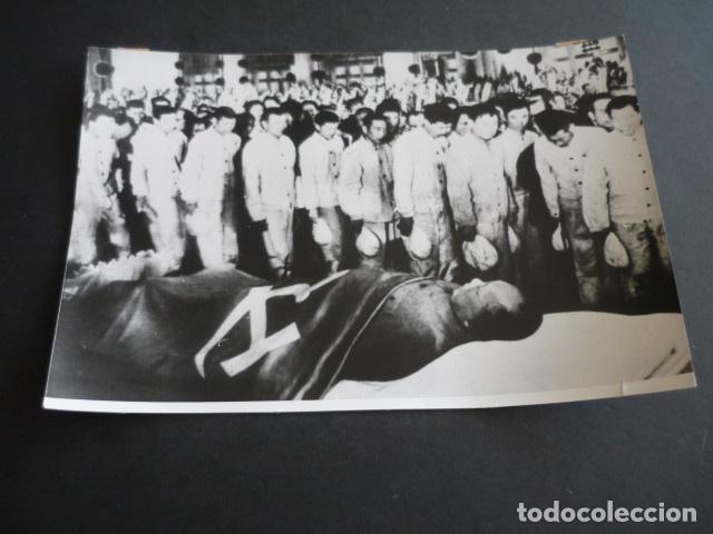 Fotograf&iacute;a antigua: CAPILLA ARDIENTE MAO TSE TUNG TRABAJODORES DESFILANDO CHINA ANTIGUA FOTOGRAFIA 24 X 16 CM