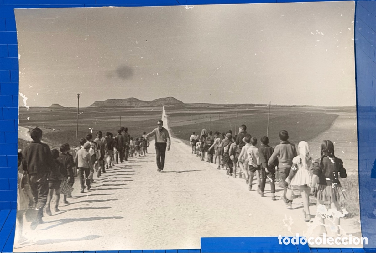 Fotograf&iacute;a antigua: FOTOGRAF&Iacute;A ESCUELA NACIONAL CORRAL RUBIO ALBACETE. - NI&Ntilde;OS EN EXCURSI&Oacute;N. 24x18cms