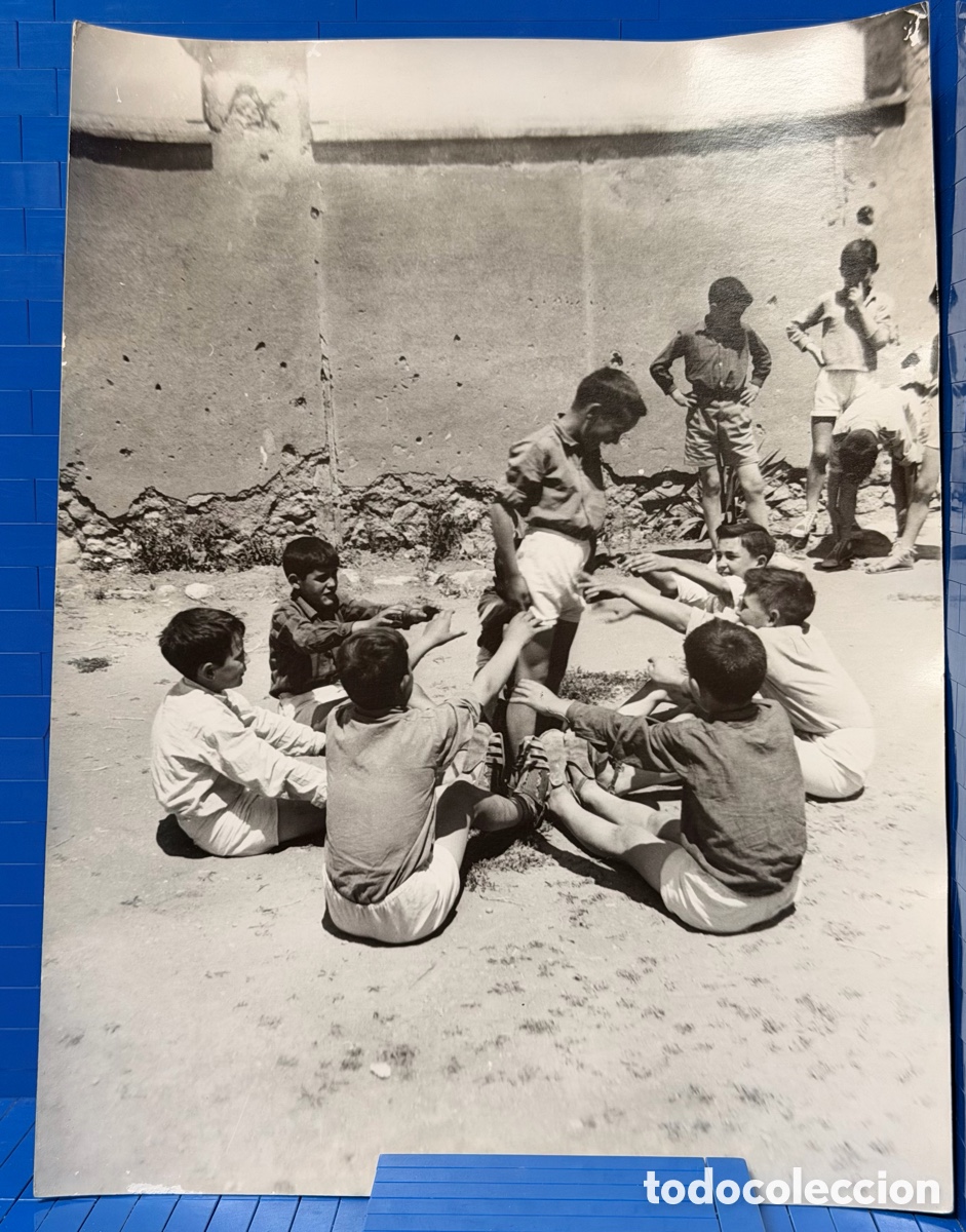 Fotograf&iacute;a antigua: FOTOGRAF&Iacute;A ESCUELA NACIONAL CORRAL RUBIO ALBACETE. - NI&Ntilde;OS JUGANDO EN EL PATIO. 24x18cms