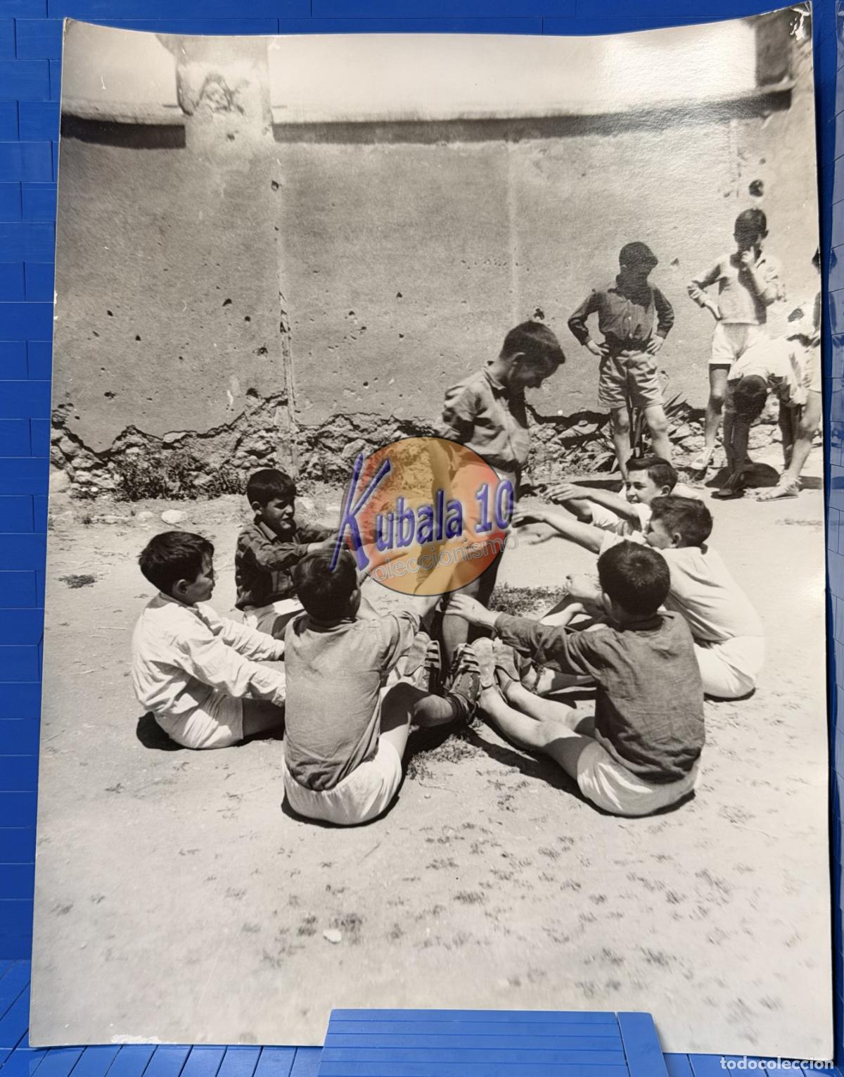 Fotografia antiga: FOTOGRAF&Iacute;A ESCUELA NACIONAL CORRAL RUBIO ALBACETE. - NI&Ntilde;OS JUGANDO EN EL PATIO. 24x18cms
