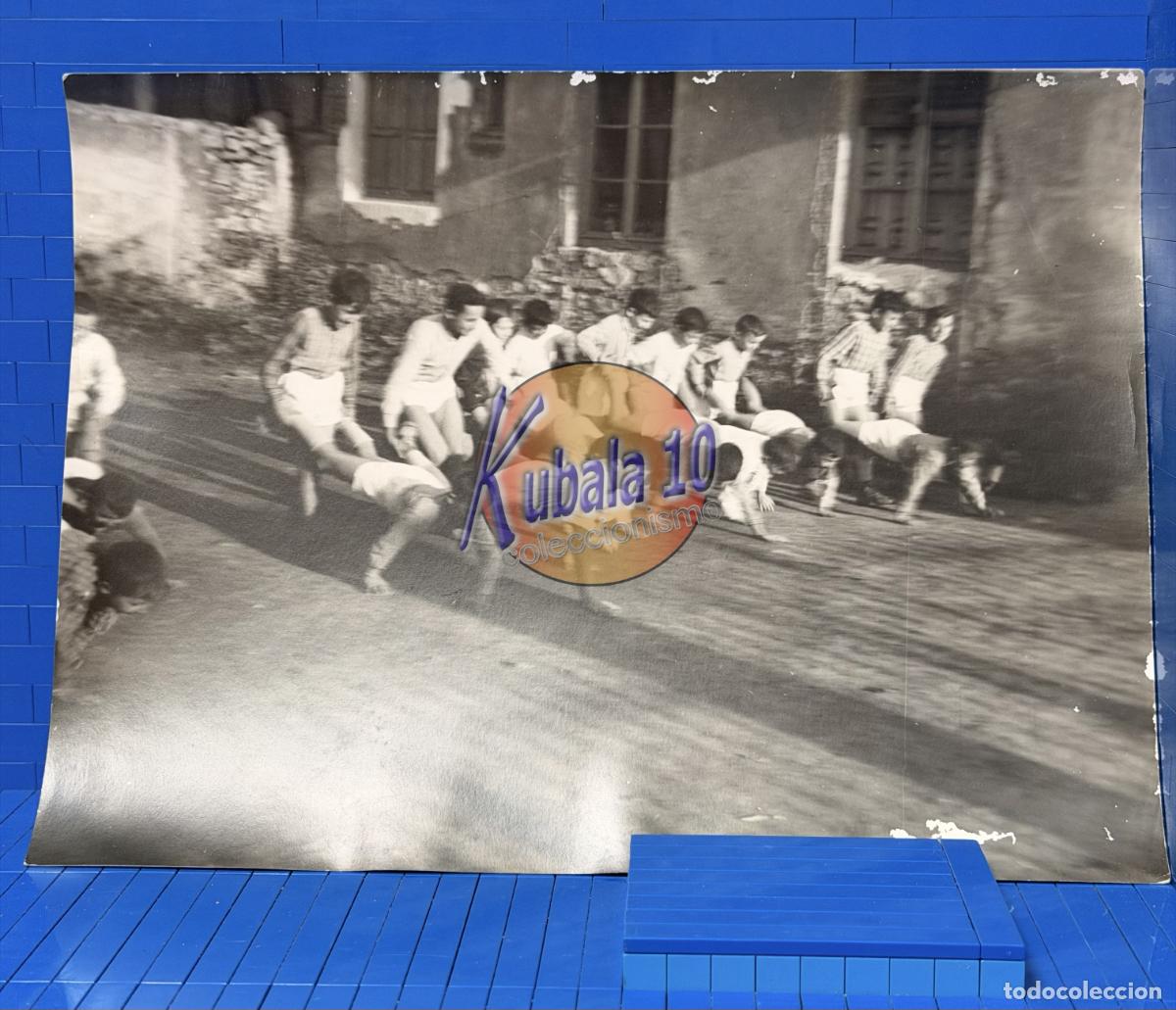 Alte Fotografie: FOTOGRAF&Iacute;A ESCUELA NACIONAL CORRAL RUBIO ALBACETE- NI&Ntilde;OS JUGANDO A LA CARRETILLA . 24x18cms