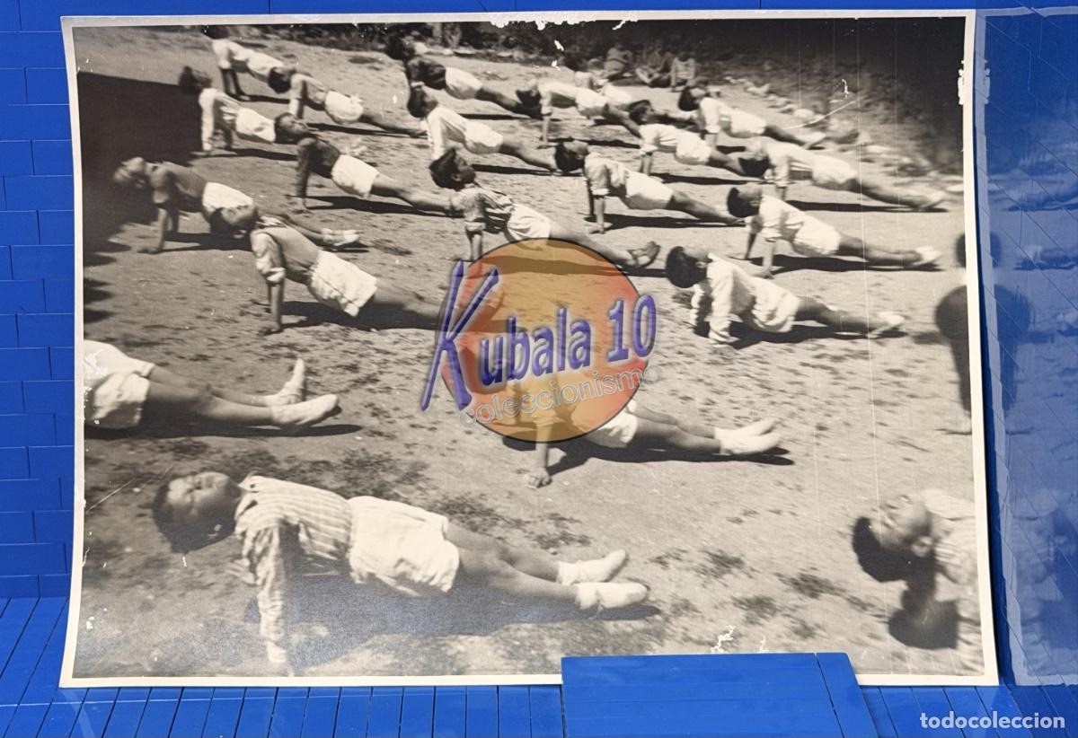Alte Fotografie: FOTOGRAF&Iacute;A ESCUELA NACIONAL CORRAL RUBIO ALBACETE- NI&Ntilde;OS HACIENDO GIMNASIA. . 24x18cms