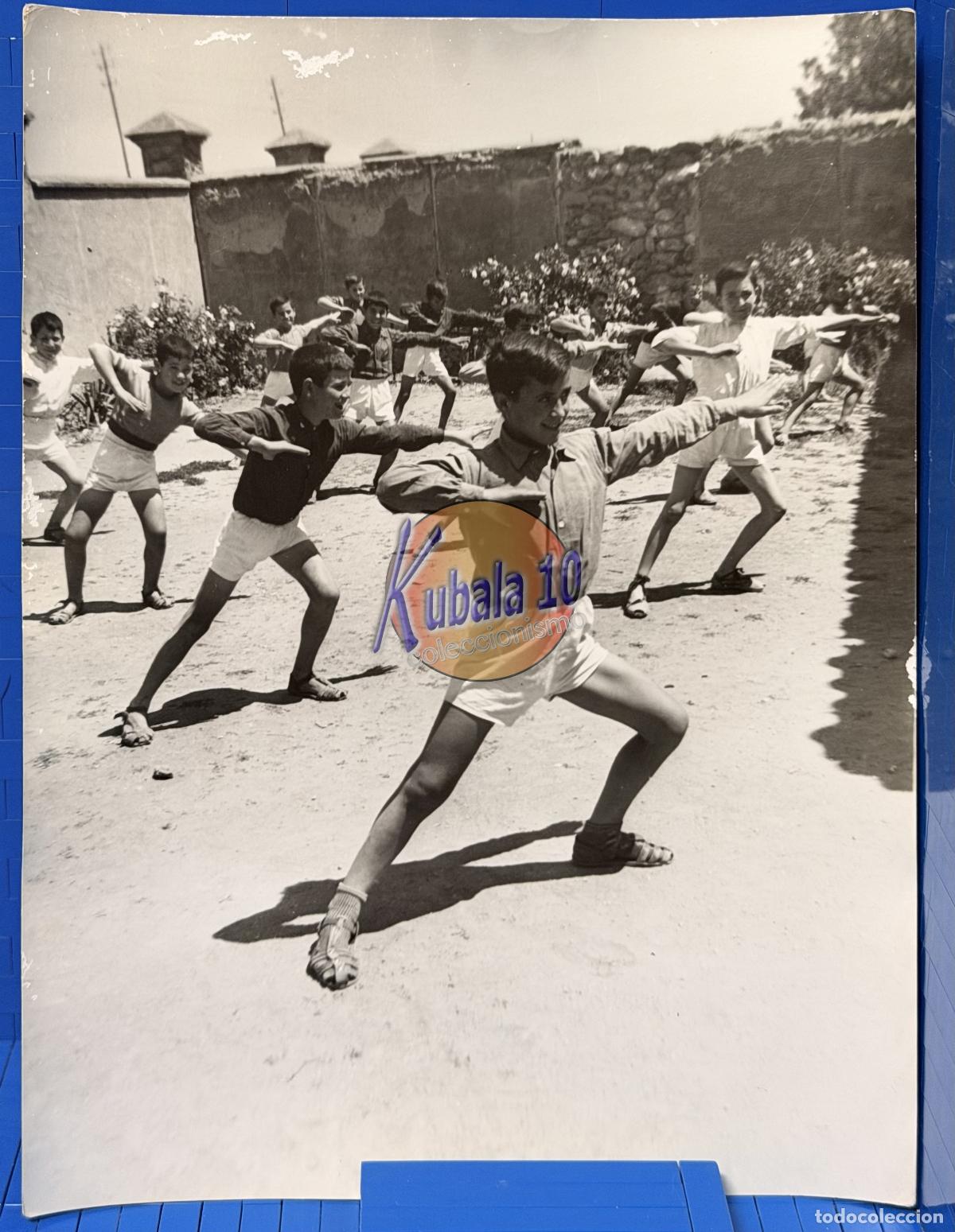 Alte Fotografie: FOTOGRAF&Iacute;A ESCUELA NACIONAL CORRAL RUBIO ALBACETE- NI&Ntilde;OS HACIENDO GIMNASIA. . 24x18cms
