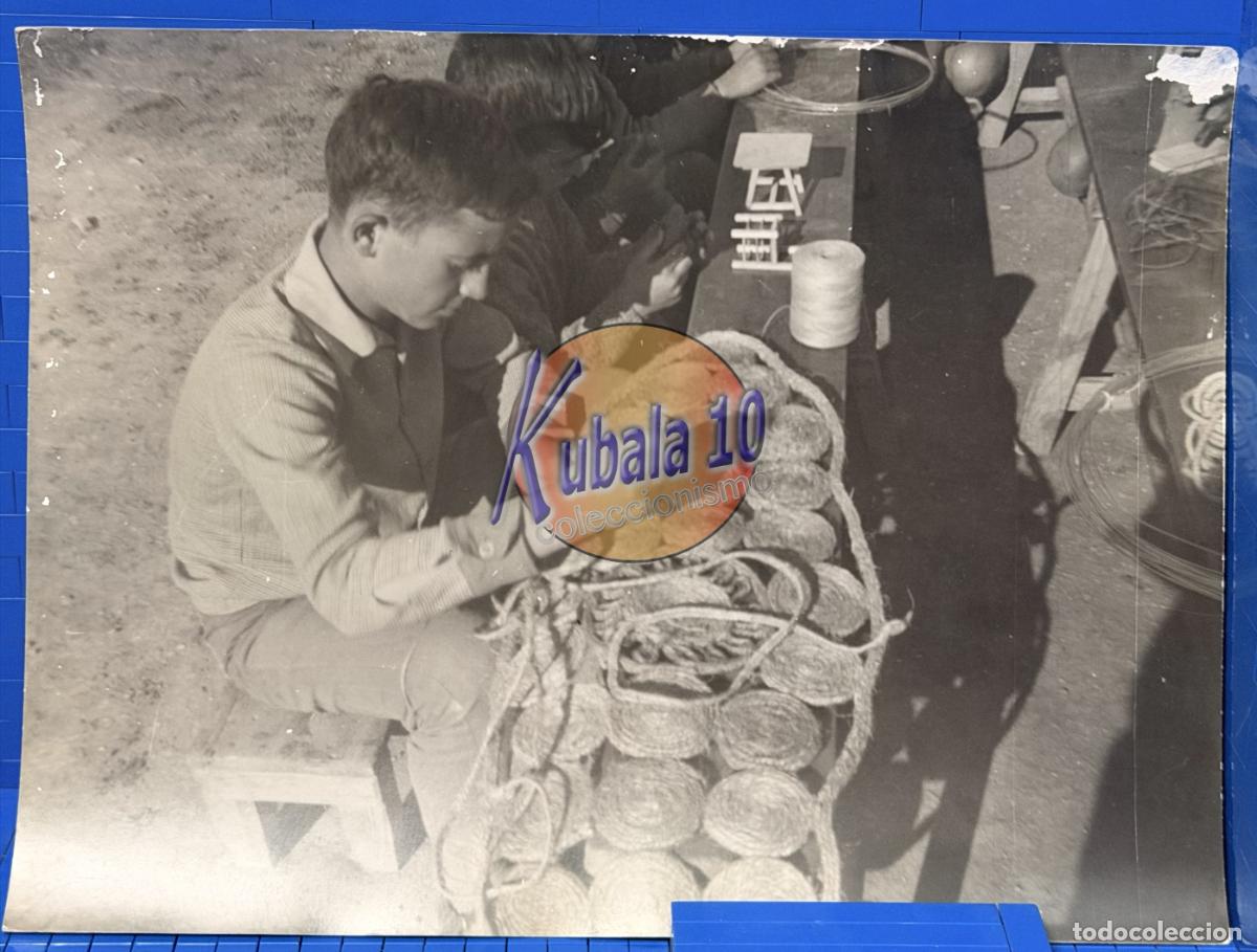 Alte Fotografie: FOTOGRAF&Iacute;A ESCUELA NACIONAL CORRAL RUBIO ALBACETE - NI&Ntilde;OS HACIENDO MANUALIDADES. . . 24x18cms