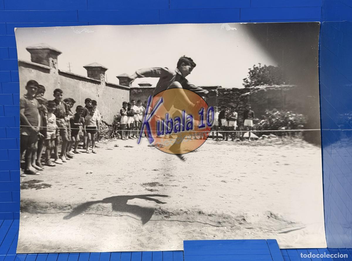 Alte Fotografie: FOTOGRAF&Iacute;A ESCUELA NACIONAL CORRAL RUBIO ALBACETE- NI&Ntilde;OS SALTANDO EN EL PATIO. . 24x18cms