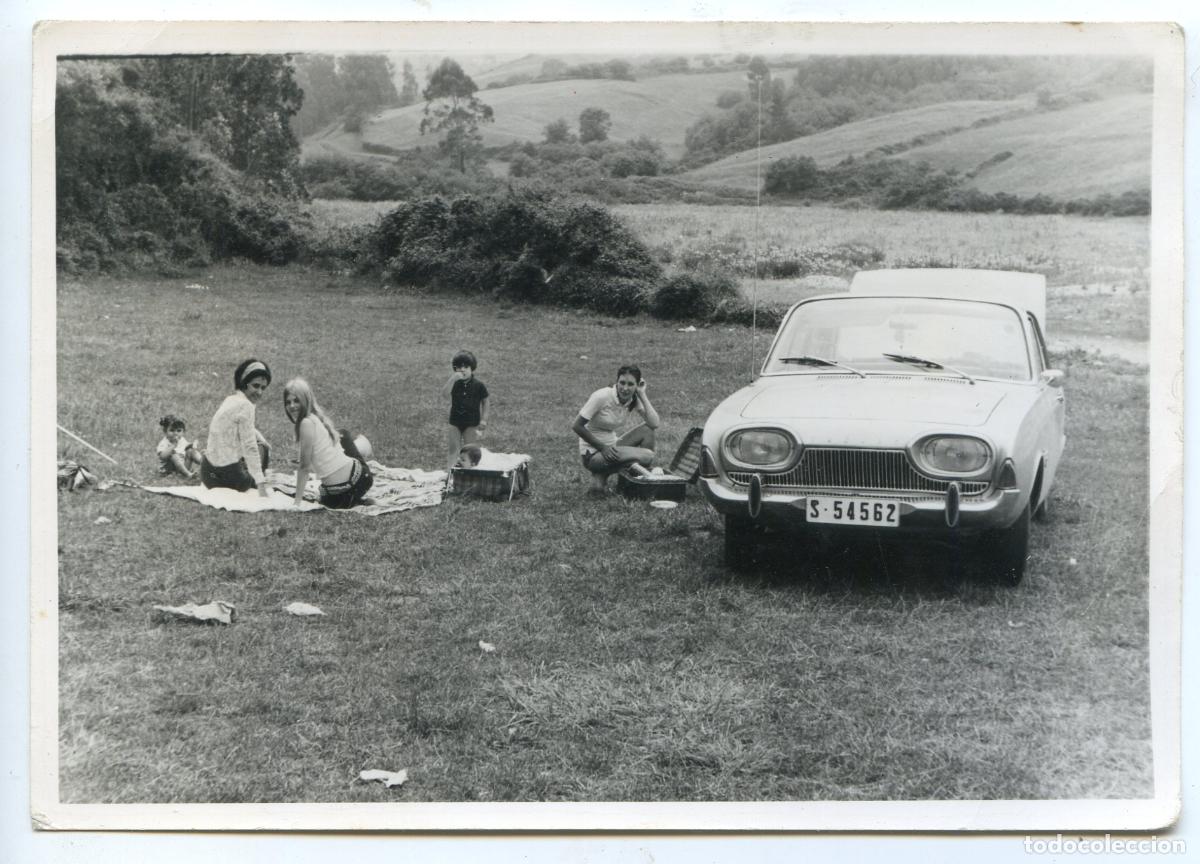 Fotograf&iacute;a antigua: Ford Taunus 17M de 1962 matr&iacute;cula de Santander con familia de excursi&oacute;n
