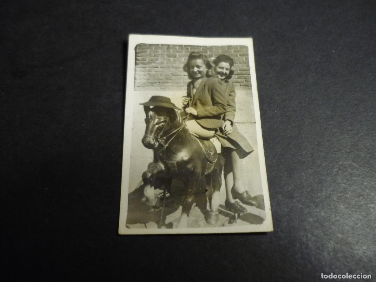 Fotograf&iacute;a antigua: CHICAS EN CABALLO DE CARTON ANTIGUA FOTOGRAFIA POR FOTOGRAFO MINUTERO 4,5 X 7 CM