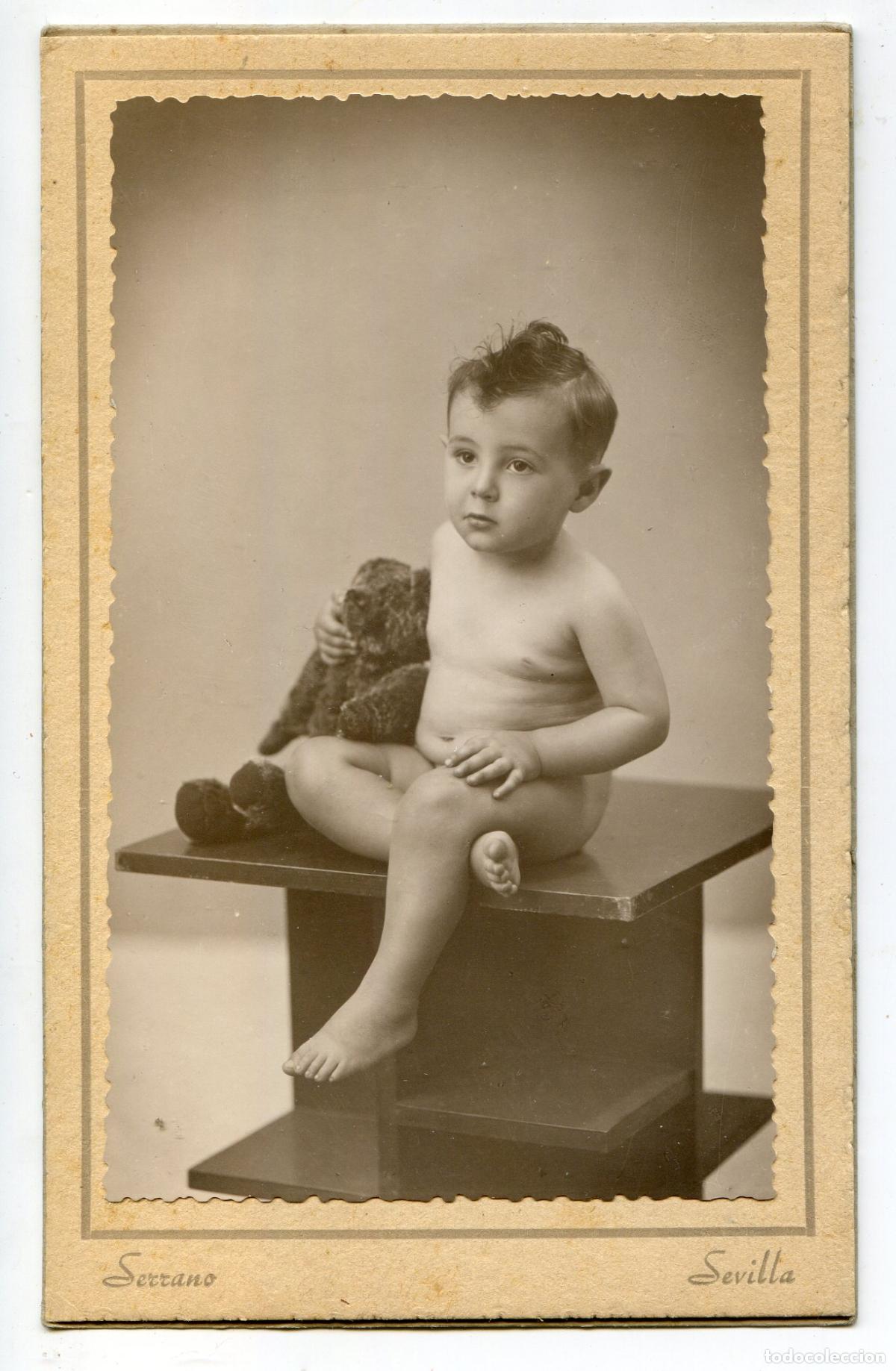 Alte Fotografie: Retrato de un ni&ntilde;o con su osito en carpetilla, foot&oacute;grafo Serrano, Sevilla, 1942