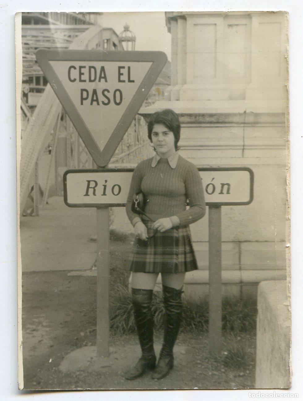 Alte Fotografie: Palencia. Retrato se&ntilde;orita junto al puente de hierro sobre el r&iacute;o Carri&oacute;n. A&ntilde;os 60?