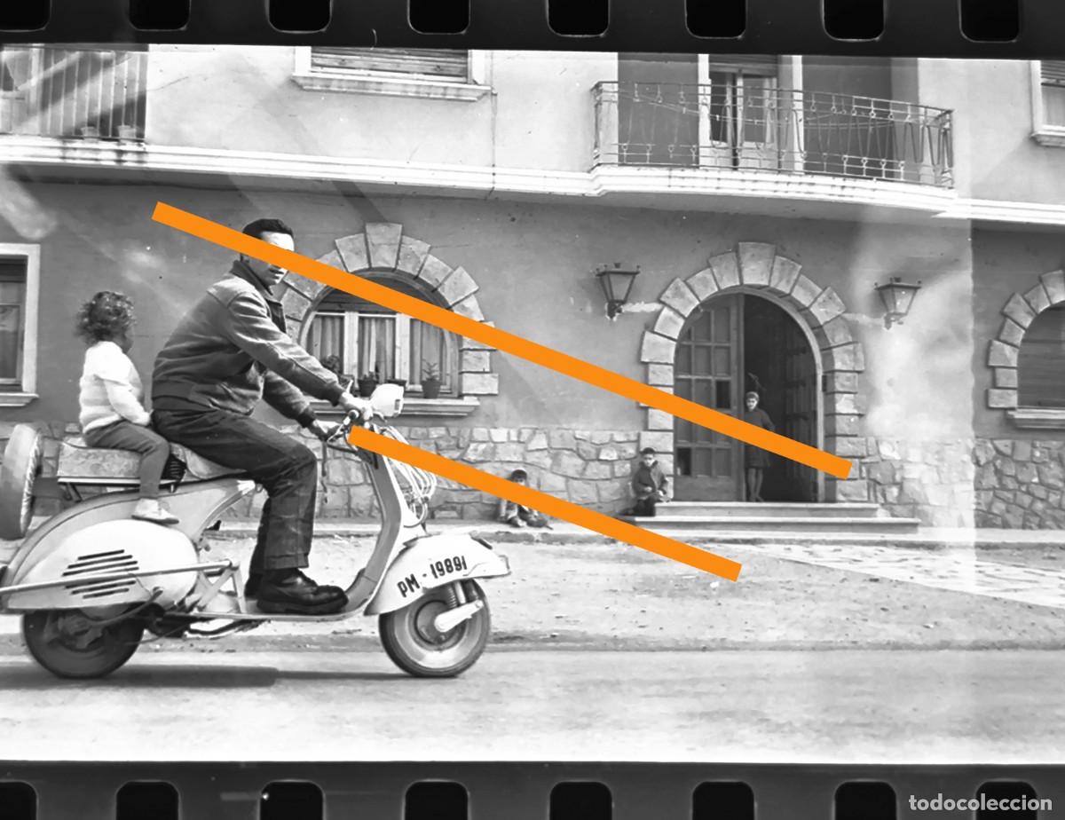 Fotograf&iacute;a antigua: Antiguo negativo de fotograf&iacute;a. Motocicleta. Moto Vespa o Lambretta. A&ntilde;os 60.