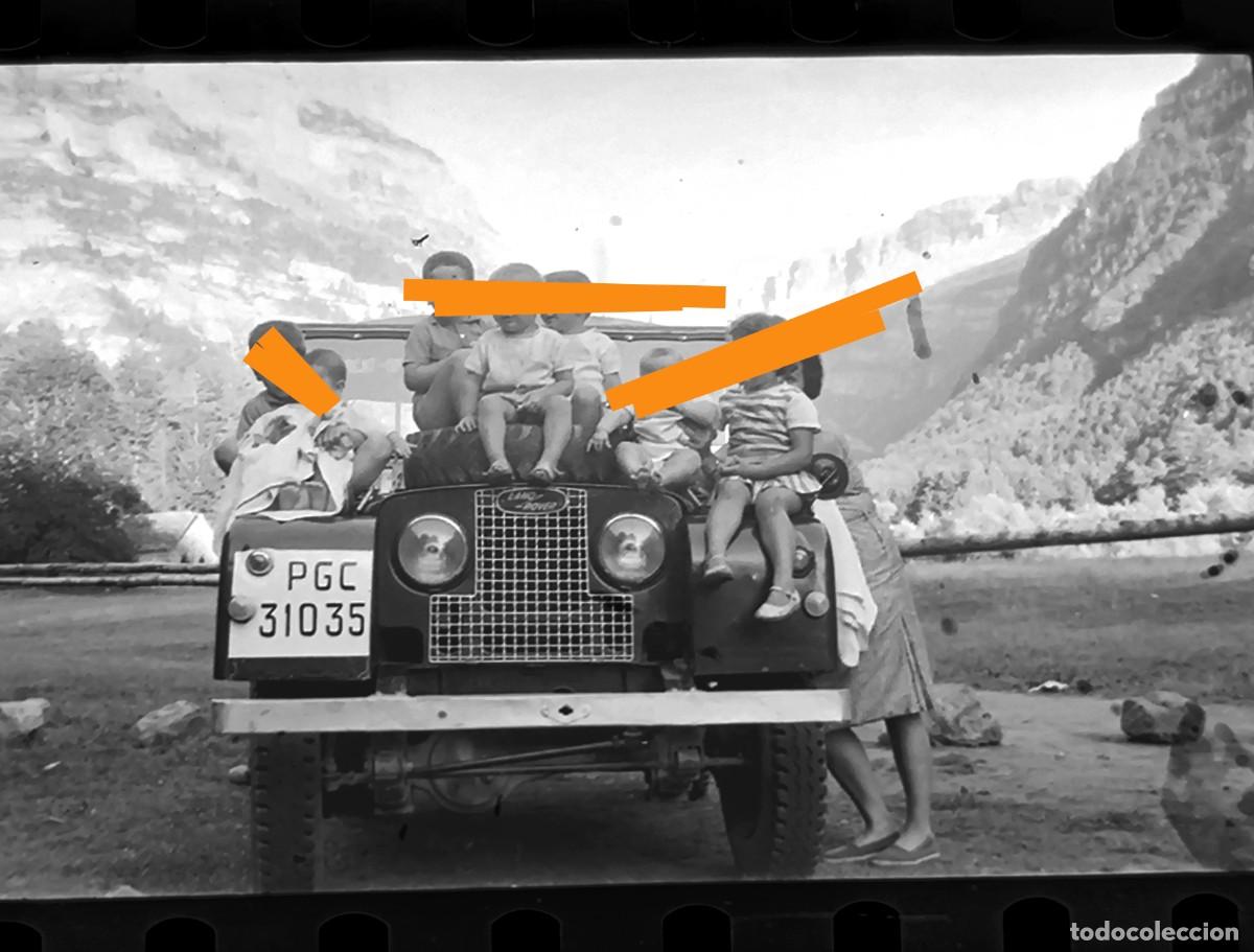 Fotograf&iacute;a antigua: Antiguo negativo de fotograf&iacute;a. Coche de la Guardia civil Land Rover. Ordesa. Huesca. A&ntilde;os 60.