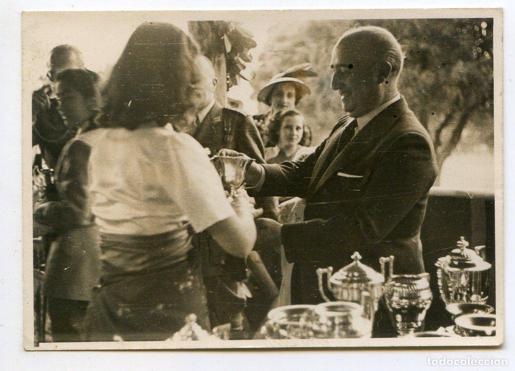 Alte Fotografie: Francisco Franco entregando un trofeo, a&ntilde;os 40, Cifra Gr&aacute;fica