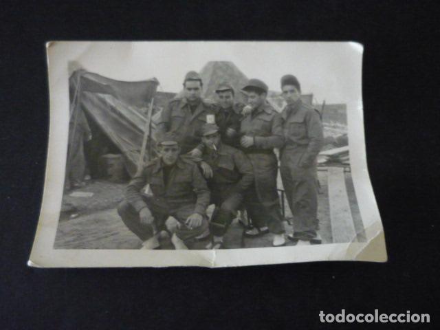 Fotograf&iacute;a antigua: GRUPO DE SOLDADOS EN EL SERVICIO MILITAR ANTIGUA FOTOGRAFIA 7,5 X 10,5 CM