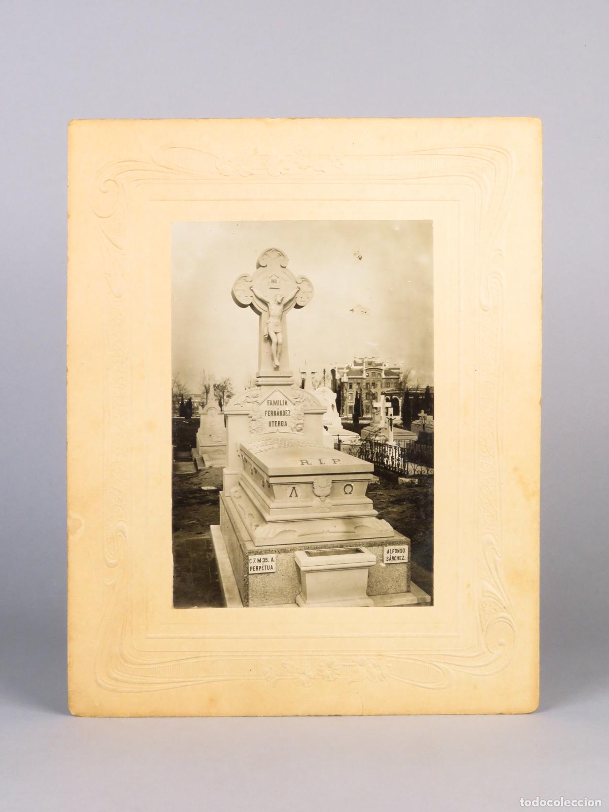 Fotograf&iacute;a antigua: Fotograf&iacute;a tumba cementerio gelatinobromuro marco modernista PP S XX