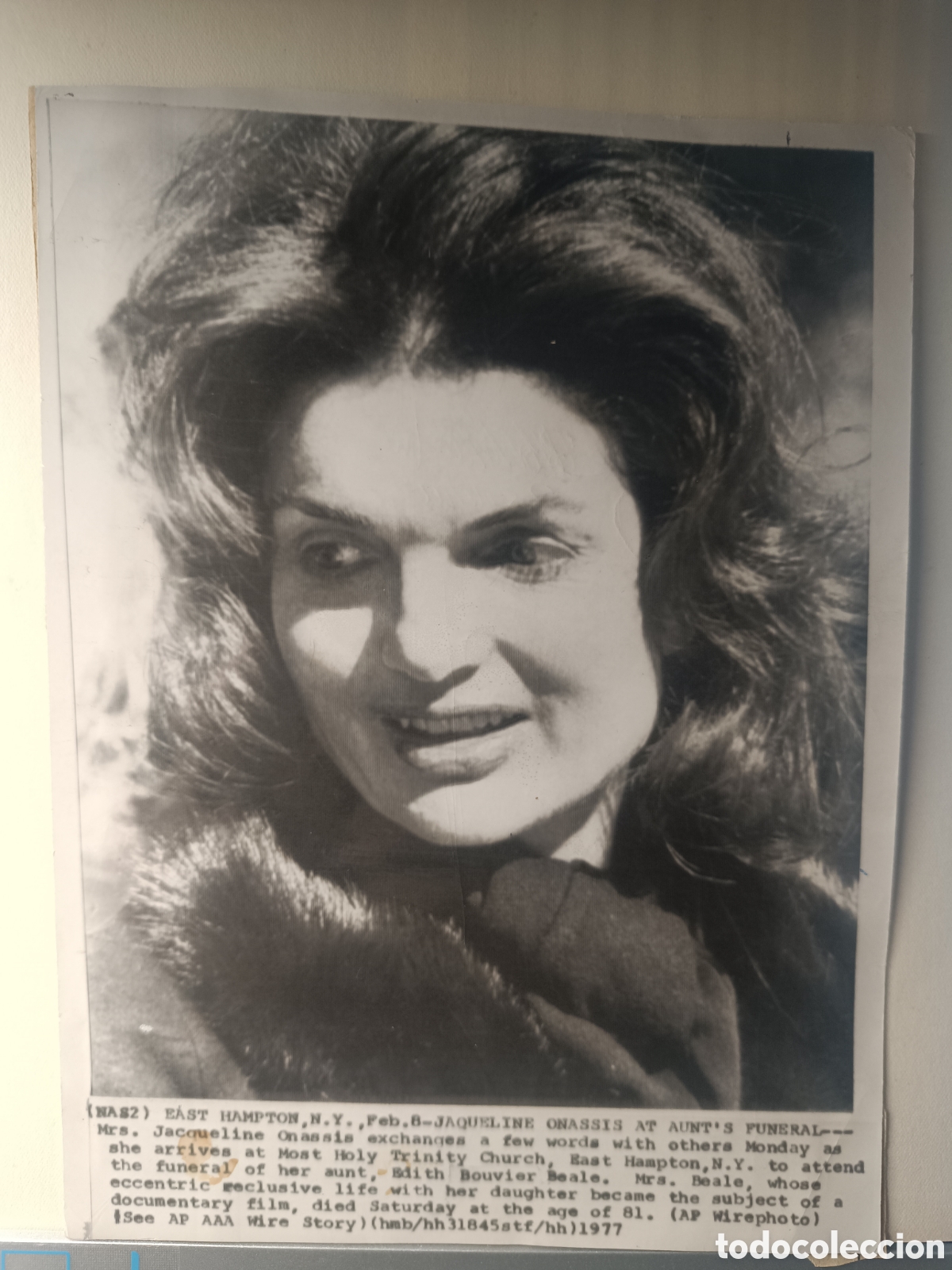 Fotograf&iacute;a antigua: JACQUELINE ONASSIS, FUNERAL DE SU T&Iacute;A EDITH BOUVIER, 1977 FOTOGRAF&Iacute;A DE PRENSA SELLO EUROPA PRESS