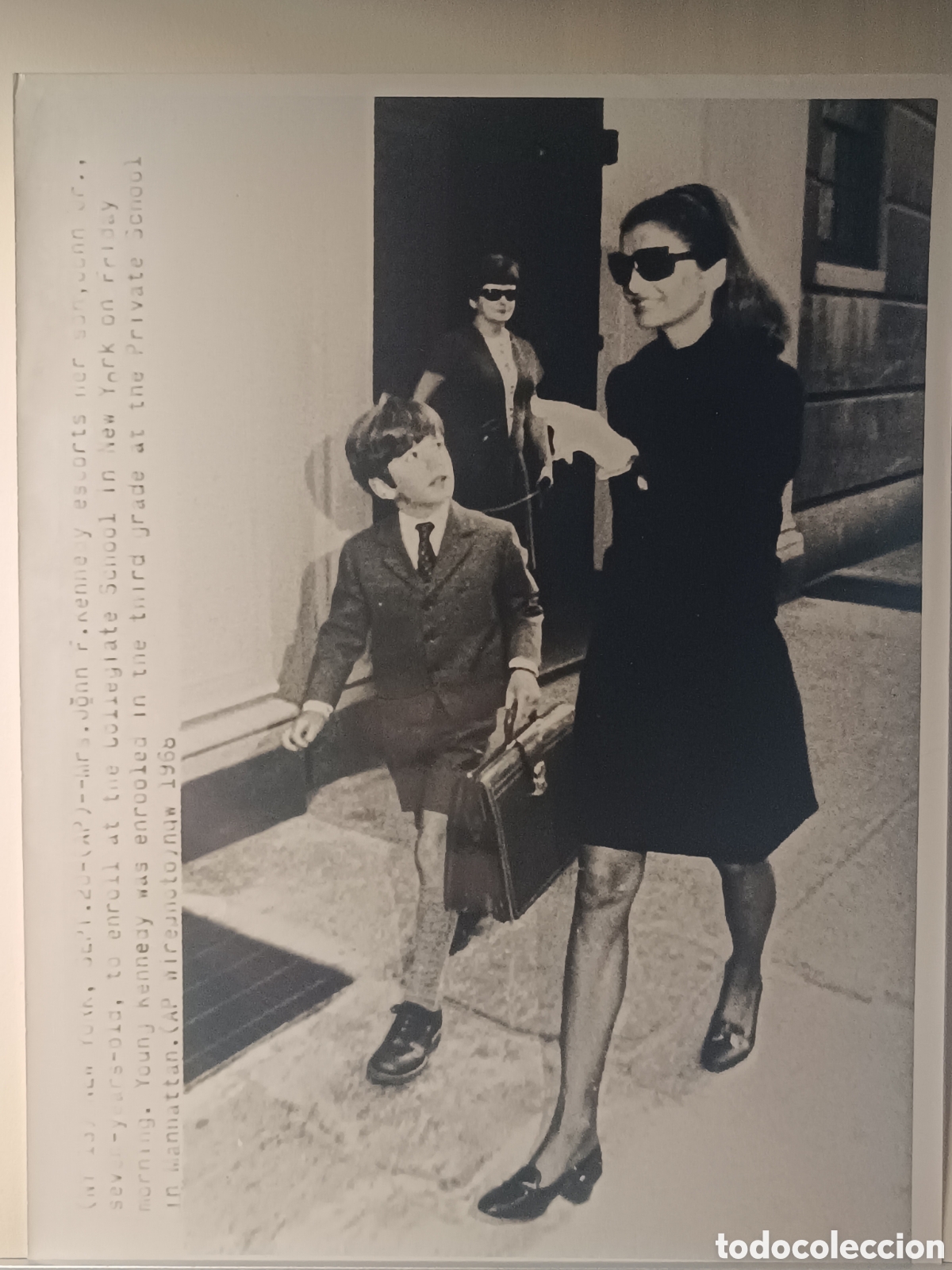 Fotograf&iacute;a antigua: JACQUELINE KENNEDY ONASSIS CON JOHN F. KENNEDY JR ENTRADA COLLEGIATE SCHOOL NY 1968 FOTO PRENSA