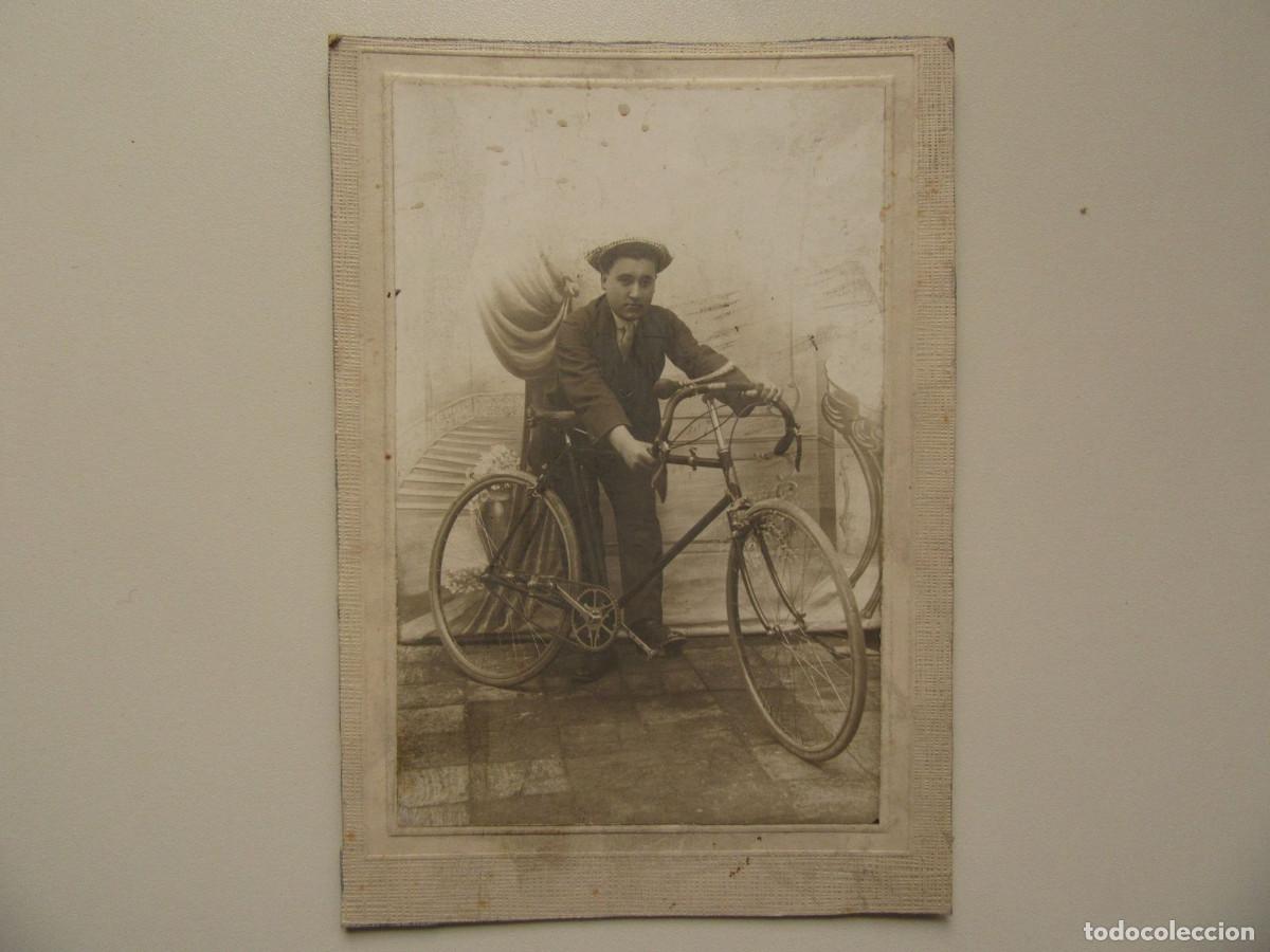 Fotograf&iacute;a antigua: Fotograf&iacute;a de un ni&ntilde;o con bicicleta. Fot&oacute;grafo Mu&ntilde;oz. Ciudad Real. Alrededor de 1920.