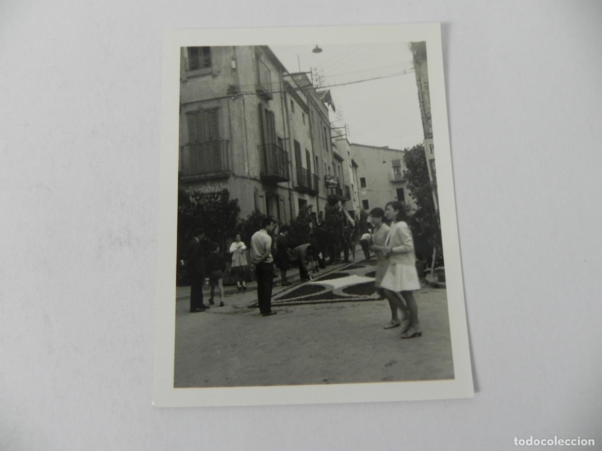 Fotograf&iacute;a antigua: Antigua Fotograf&iacute;a - Tradici&oacute;n de Alfombras de Flores (Corpus) - Escena Costumbrista a&ntilde;os 70/80