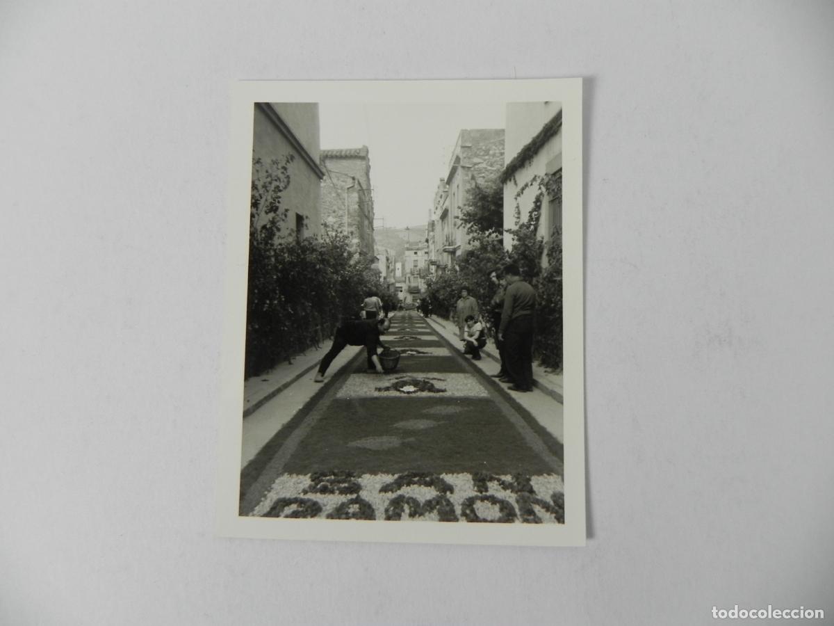 Fotograf&iacute;a antigua: Foto Localizada: Calle Sant Ram&oacute;n, Vilassar de Dalt - Alfombras de Flores - A&ntilde;os 70/80