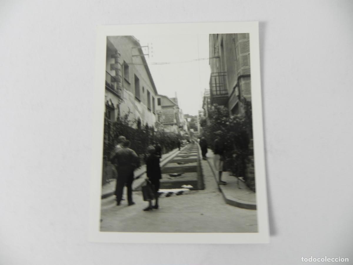 Fotograf&iacute;a antigua: Vilassar de Dalt - Perspectiva Calle con Alfombras de Flores y Vecinos - A&ntilde;os 70/80