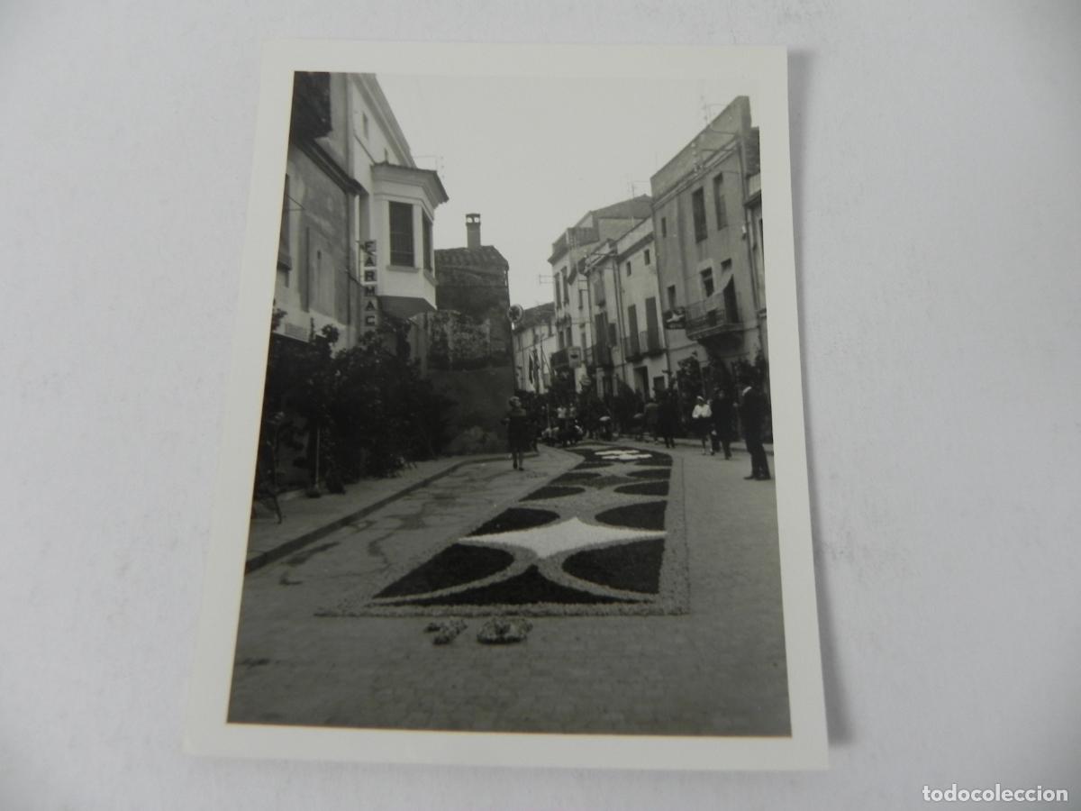 Fotografia antica: Vilassar de Dalt - Calle de la Farmacia con Alfombra de Flores - Fotograf&iacute;a a&ntilde;os 70/80