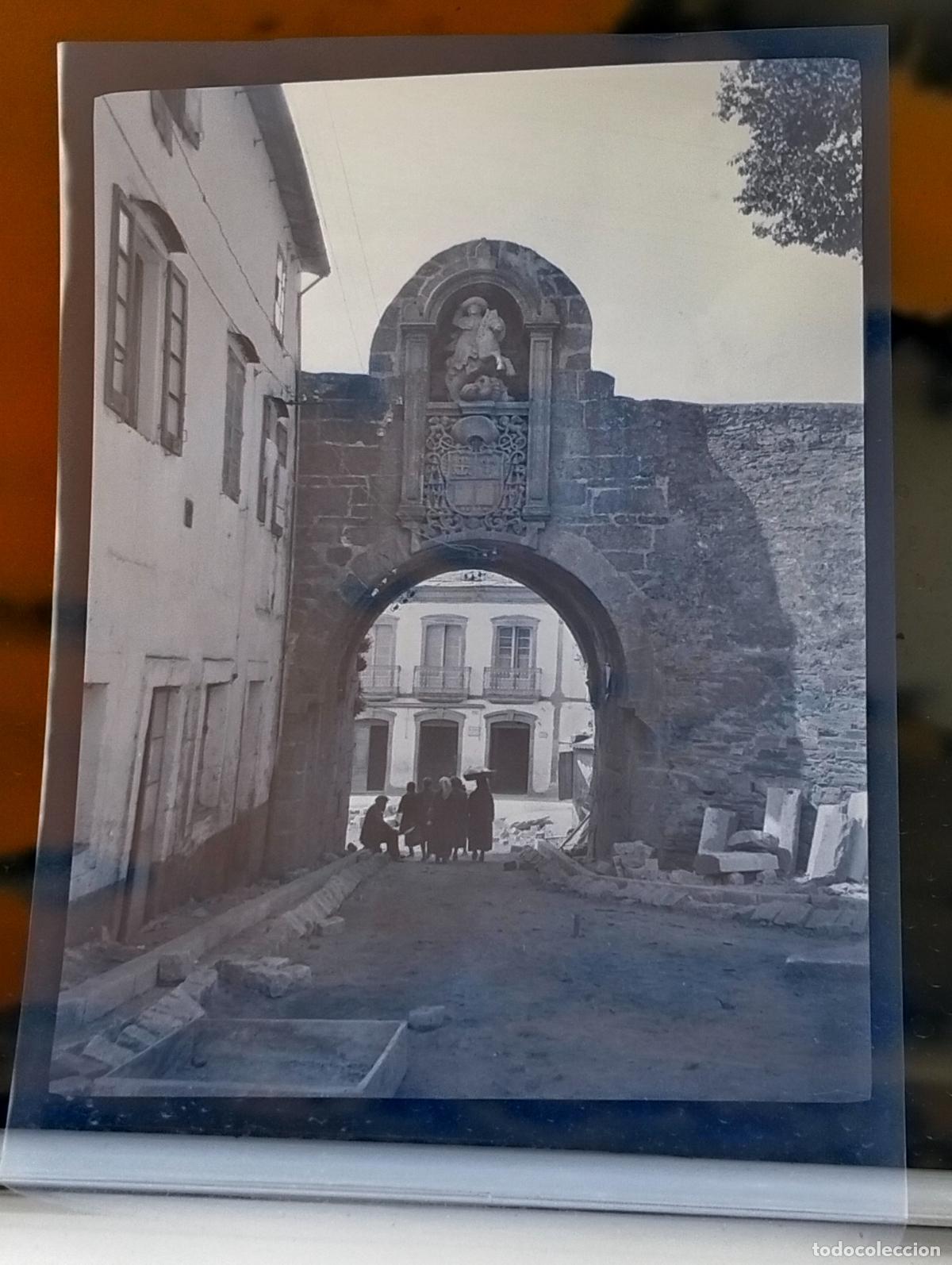Fotograf&iacute;a antigua: LUGO PUERTA DE SANTIAGO ANTIGUO NEGATIVO EN CELULOIDE A&Ntilde;OS 20 8,5 X 11,5 CM