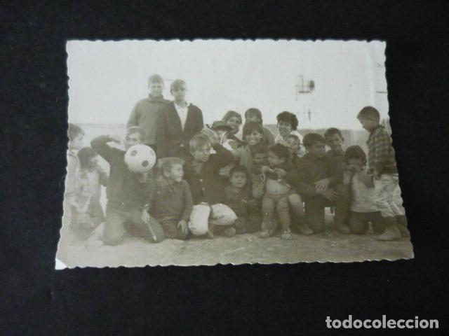 Fotograf&iacute;a antigua: NI&Ntilde;OS CON BALON DE FUTBOL ANTIGUA FOTOGRAFIA 7,5 X 10,5 CM