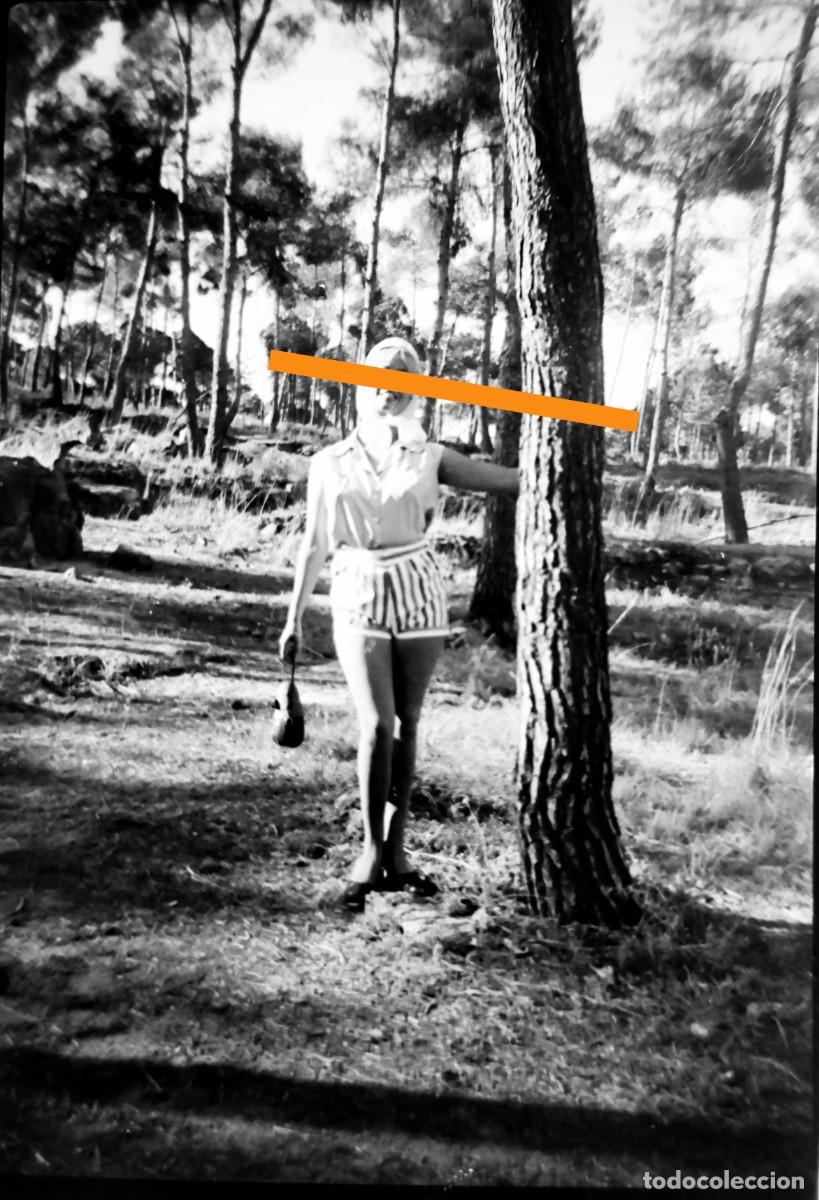 Fotograf&iacute;a antigua: Antiguo negativo de fotograf&iacute;a. Chica posando.