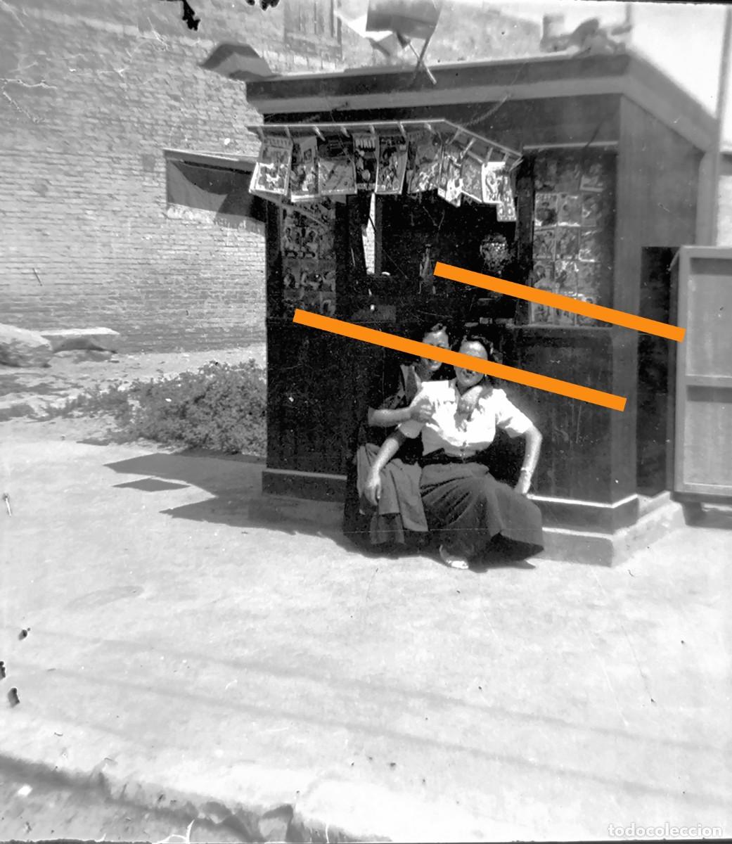 Fotograf&iacute;a antigua: Antiguo negativo de fotograf&iacute;a. Kiosko. A&ntilde;os 40/50