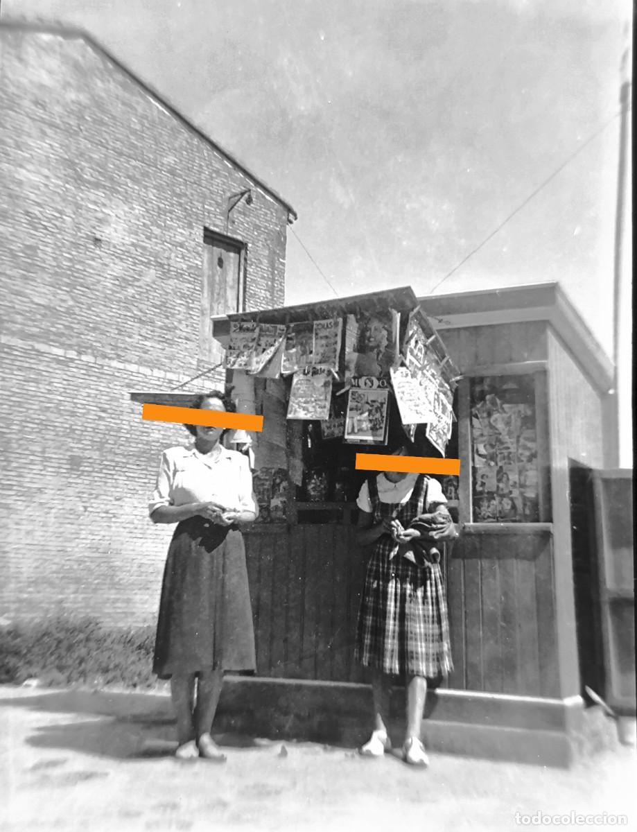 Fotograf&iacute;a antigua: Antiguo negativo de fotograf&iacute;a. Kiosko. A&ntilde;os 40/50